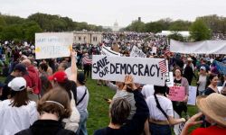 آلاف الأميركيين يتظاهرون ضد ترامب